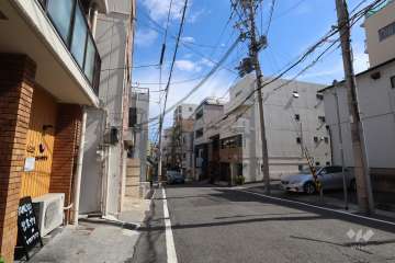 敷地西側の前面道路