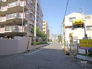 敷地東側の前面道路