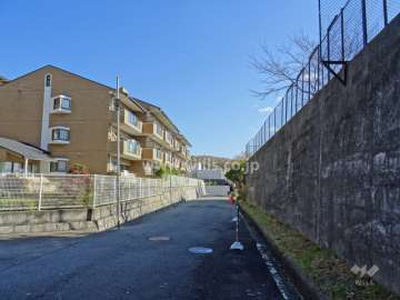 敷地南側の前面道路