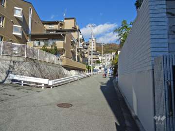 敷地東側の前面道路