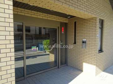 エントランスはオートロック付きです。