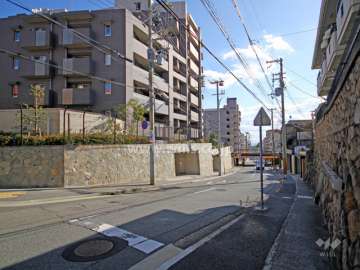 敷地西側の前面道路