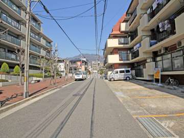 敷地西側の前面道路