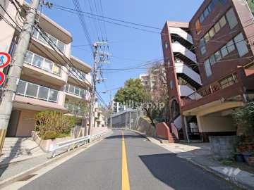 敷地西側の前面道路