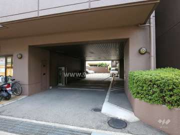 駐車場の出入り口（ロボットゲート付き）