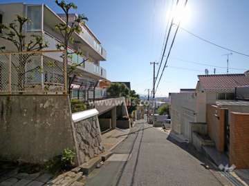 敷地西側の前面道路