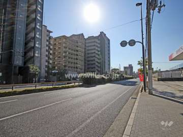 ステイツ六甲道フラッツの遠景。敷地北側は国道2号線に面しています。