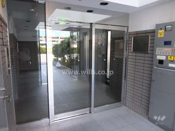 エントランスにはオートロックと宅配ボックスが設置されています。