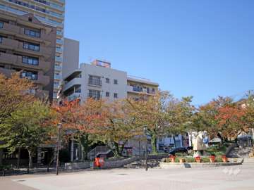 ストランドパレーの遠景。敷地の東側はJR「灘」駅の駅前広場に面しています。
