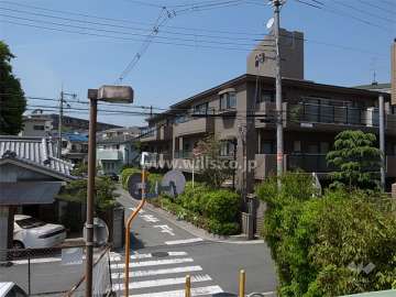 周辺は一戸建てとマンションが混在する静かな住宅地です。