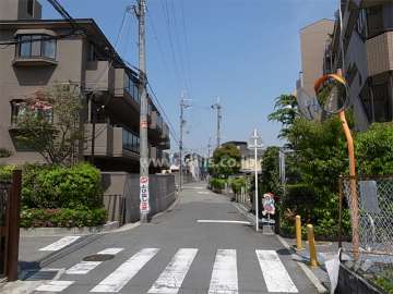敷地南側の前面道路