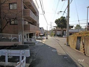 敷地西側の前面道路