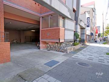 駐車場出入り口
