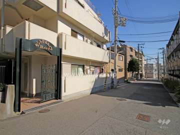 敷地西側の前面道路