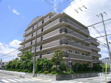 ツインコート宝塚壱番館の外観（南東側から）
