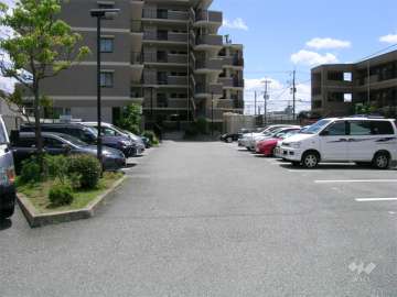 敷地北側部分にある駐車場（平面式）