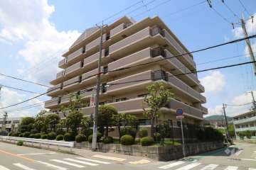ツインコート宝塚壱番館の外観（南東側から）