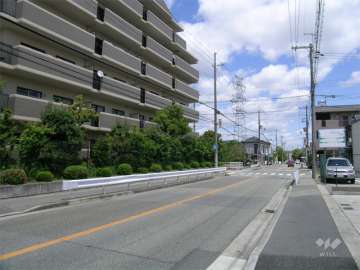 敷地南側は二車線のバス通りに面しています。