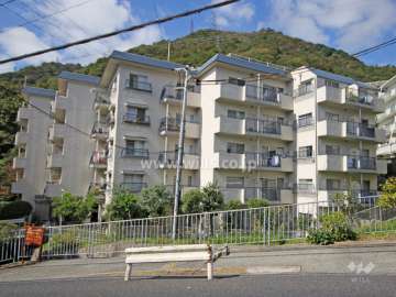 トーカン六甲マンションの外観(東側から)