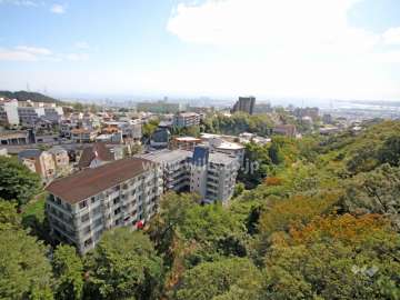 トーカン六甲マンションの遠景。緑豊かな住環境です。