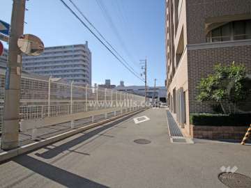 敷地南側の前面道路。すぐ目の前にはJR「灘」駅があります。