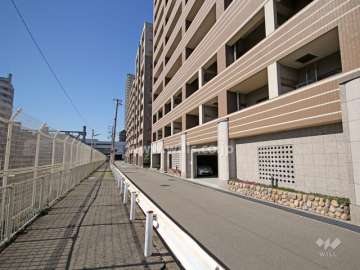 敷地南側の前面道路。道を挟んで向かい側をJR東海道本線が走っています。