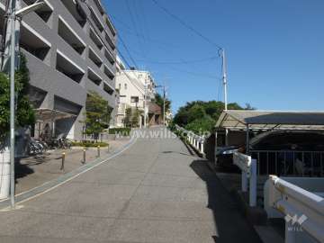 敷地南側の前面道路（西側から）