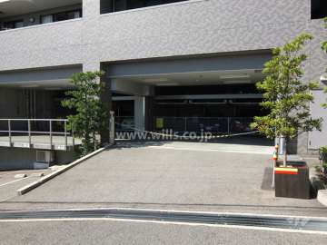 敷地内駐車場出入り口（ロボットゲート付き）