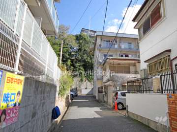 敷地北側の前面道路