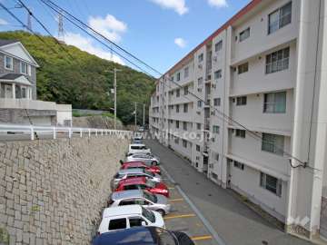 周辺は緑豊かな高台の住宅地です。
