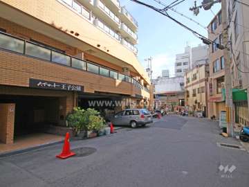 敷地西側の前面道路