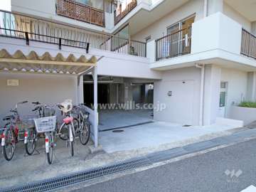 駐車場出入り口と駐輪場
