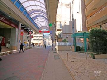 敷地西側の商店街