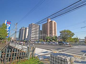 パレス灘六甲の遠景。敷地の北側は国道2号線に面しています。