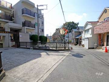 敷地西側の前面道路