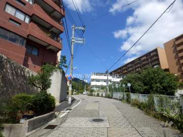 敷地東側の前面道路