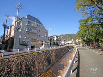 パレ六甲篠原の遠景。敷地の東側には杣谷川が流れています。