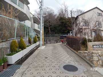 敷地東側の前面道路。周辺は高台の自然豊かな住宅地です。