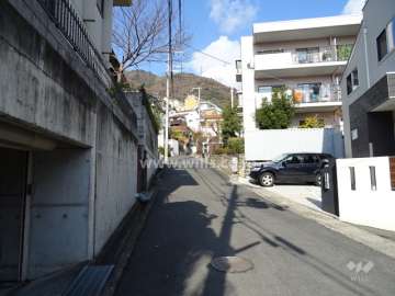 敷地西側の前面道路（南側から）