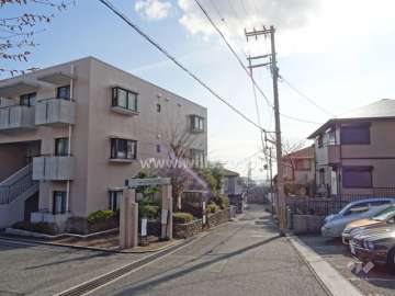 敷地西側の前面道路（北側から）