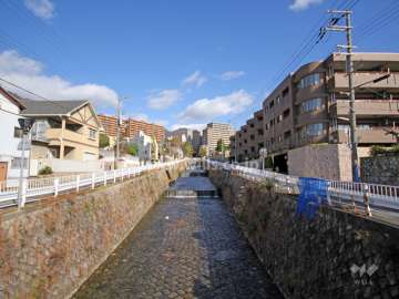 敷地西側の六甲川