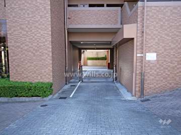駐車場出入り口（ロボットゲート付き）