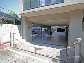 駐車場出入り口（ロボットゲート付き）
