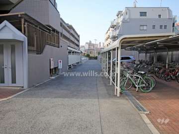 駐車場出入り口と駐輪場