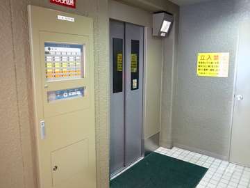 エレベーターにはモニターが設置されています。