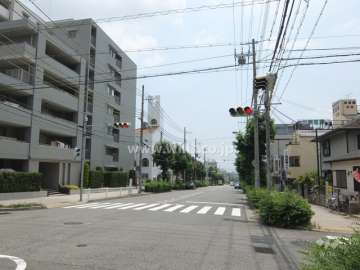 敷地西側の前面道路
