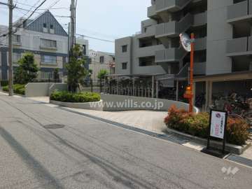 地階へ続く、駐車場へのアプローチ