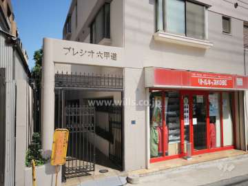 エントランス。棟内に店舗部分があります。