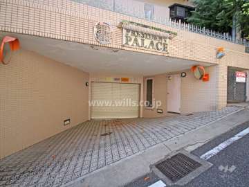 駐車場出入り口（シャッター付き）