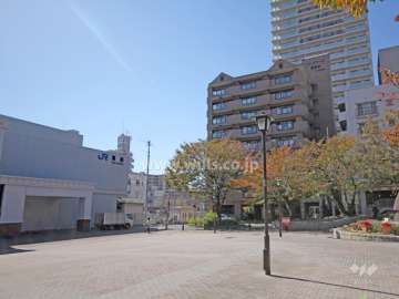 プレステージ灘駅前の遠景。JR「灘」駅の駅前の広場に面しています。